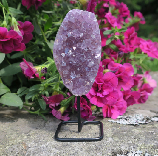 Ametisti kidesykerö metallijalassa, reunat hiottu 99g. Katso video