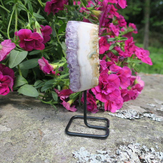 Ametisti kidesykerö metallijalassa, reunat hiottu 99g. Katso video