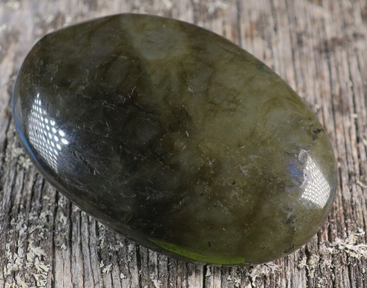 Labradoriitti taskukivi kookas 53g 56x37x17mm 54L6 