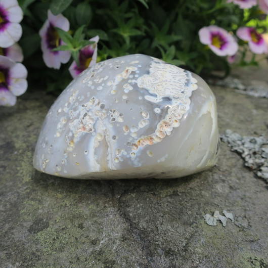 Ametistigeodi vaalea, ulkoa ja edestä hiottu 568g  AMG568 