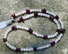 Helmet ruusukvartsi 4mm ja almandiini granaatti sipsit 42cm