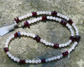 Helmet ruusukvartsi 4mm ja almandiini granaatti sipsit 42cm