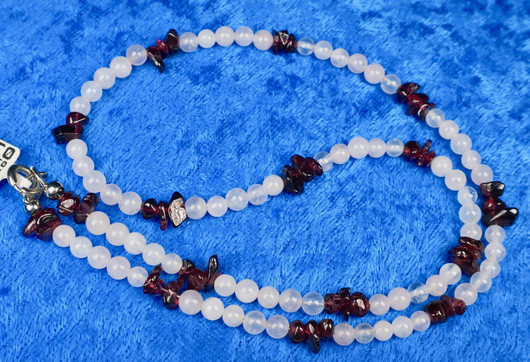 Helmet ruusukvartsi 4mm ja almandiini granaatti sipsit 42cm