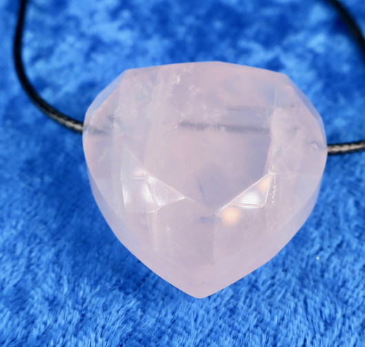 Riipus ruusukvartsi sydän viistehiottu 25x30mm, porattu 3mm reikä 