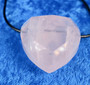 Riipus ruusukvartsi sydän viistehiottu 25x30mm, porattu 3mm reikä 