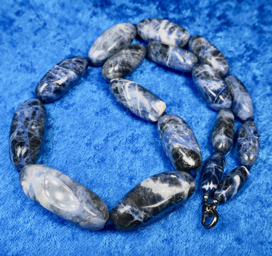 Kaulahelmet sodaliitti 50cm solmitut, pitkäkäisiä eri kokoisia helmiä