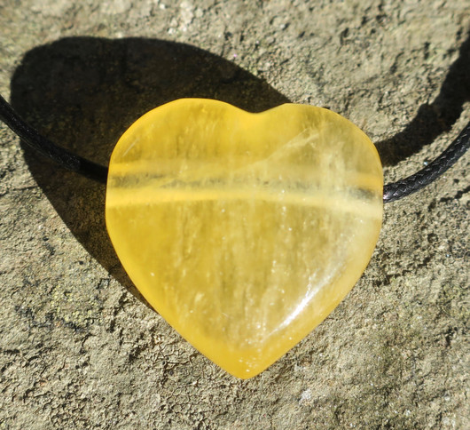 Riipus kalsiitti 3x3cm sydän porattu oranssinkeltainen kultakalsiitti