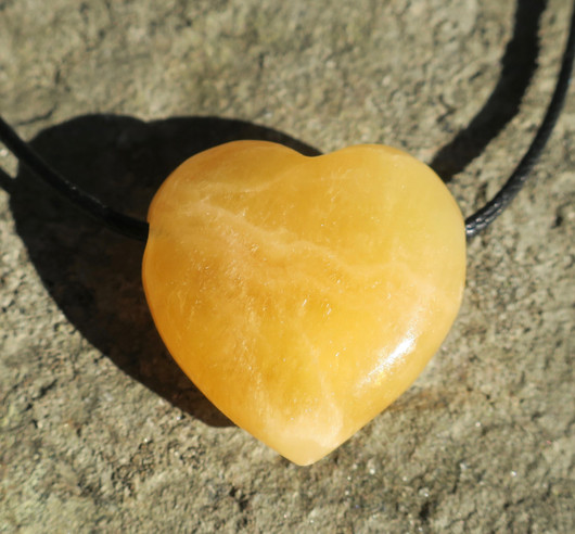 Riipus kalsiitti 3x3cm sydän porattu oranssinkeltainen kultakalsiitti