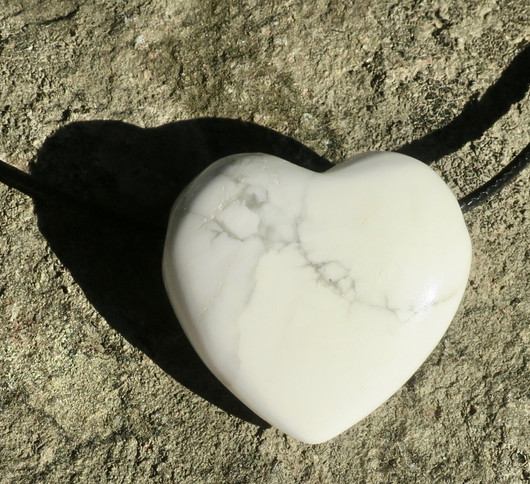 Riipus magnesiitti valkoharmaa 3x3cm sydän porattu