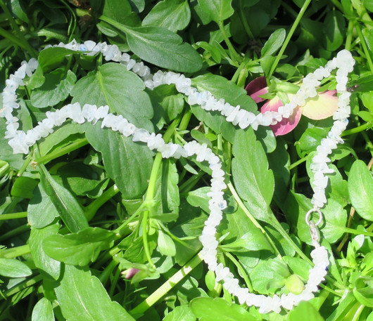 Helmet kuukivi sinertävä valkoinen 45cm sipsi