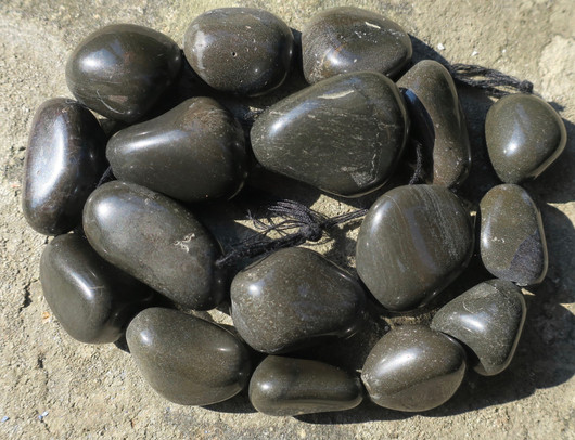 Onyksi musta iso 20-30mm rumpuhiottu irtohelmi, Intia