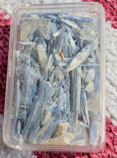 Kyaniitti sininen kiteitä ja murskaa 20g rasiassa