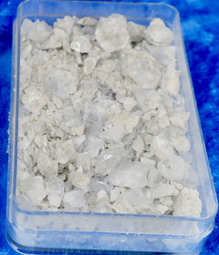 Selestiitti enkelikivi selestiini kiteitä ja murskaa 30g rasiassa