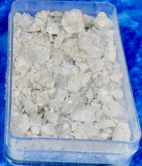 Selestiitti enkelikivi selestiini kiteitä ja murskaa 30g rasiassa