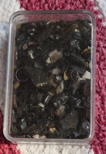 Turmaliini musta kiteitä ja murskaa 24g rasiassa