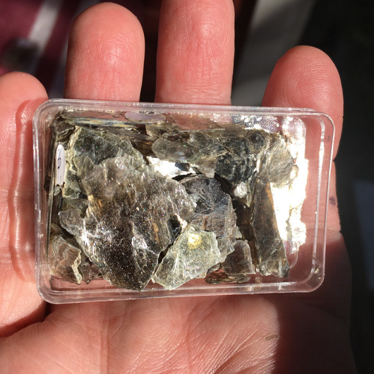 Muskoviitti kiteitä ja murskaa 15g rasiassa