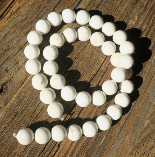 Magnesiitti luonnonvalkoinen 10mm irtohelmi