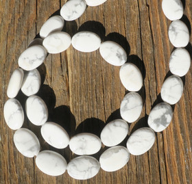 Magnesiitti ovaali litteä 14x10x4mm valkoharmaa irtohelmi