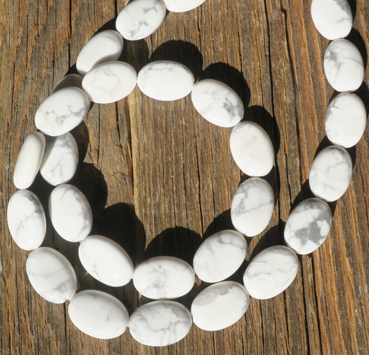 Magnesiitti ovaali litteä 14x10x4mm valkoharmaa irtohelmi