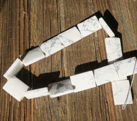 Magnesiitti valkoharmaa laatta 24x17x5mm kookas irtohelmi