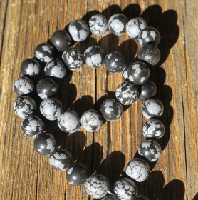 Lumihiutaleobsidiaani 8mm mustaharmaa irtohelmi