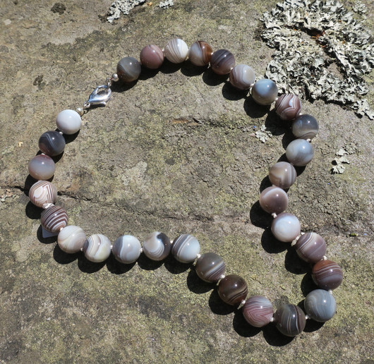 Helmet akaatti natural 14mm solmitut 50cm