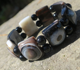 Rannekoru akaatti 12x22mm palat ja välissä 8mm onyksit