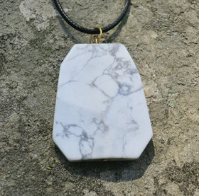 Riipus magnesiitti 41x35mm valkoharmaa, kookas RMA6