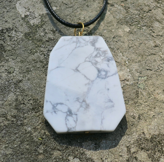 Riipus magnesiitti 41x35mm valkoharmaa, kookas RMA6