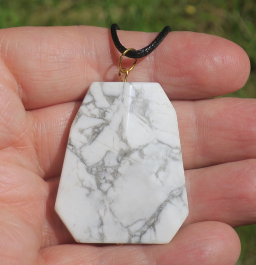 Riipus magnesiitti 41x35mm valkoharmaa, kookas RMA6