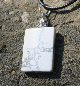 Riipus magnesiitti 24x18mm valkoharmaa, zirkonikoristein RMA5