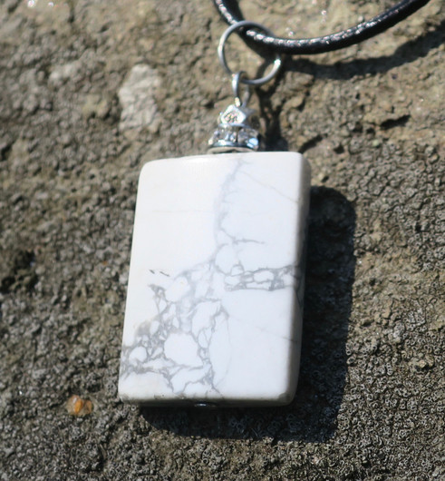 Riipus magnesiitti 24x18mm valkoharmaa, zirkonikoristein RMA5