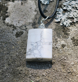 Riipus magnesiitti 24x18mm valkoharmaa, zirkonikoristein RMA5