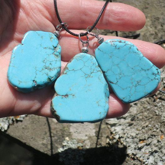 Riipus turkoosivärjätty magnesiitti 45mm kookas HOW3