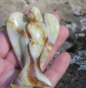 Onyksmarmori enkeli vaaleanvihreän ja ruskean raidallinen 115g 77mm 