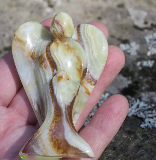 Onyksmarmori enkeli vaaleanvihreän ja ruskean raidallinen 115g 77mm 