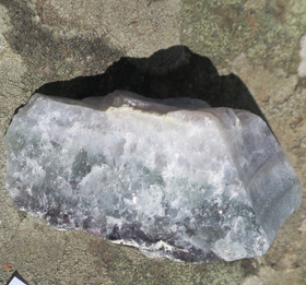 Fluoriitti raaka monivärinen 116g 60x40x32mm Madagaskar