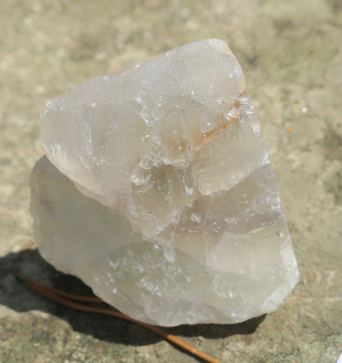 Fluoriitti raaka vaalea 125,3g 47x45x44mm Madagaskar