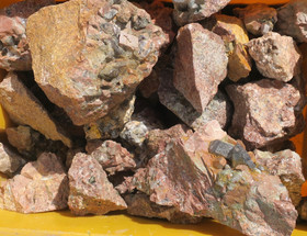 Kalimaasälpää jossa morion tai savukvartsikiteitä 5kg erissä. Uhlu 