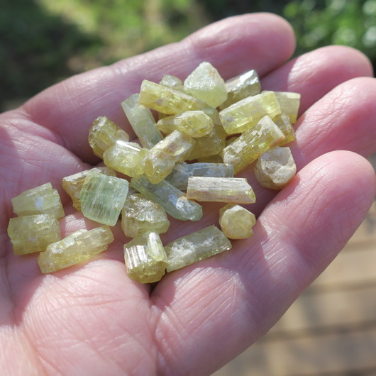 Heliodori kide vihertävä kultaberylli. Valitse koko