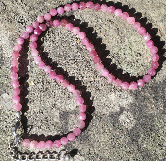 Helmet rubelliitti 5mm viistehiottu 40-45cm ROSA1