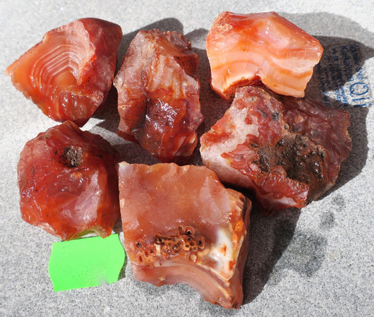 Karneoli raaka oranssi akaatti Intia. Valitse koko 5-60g