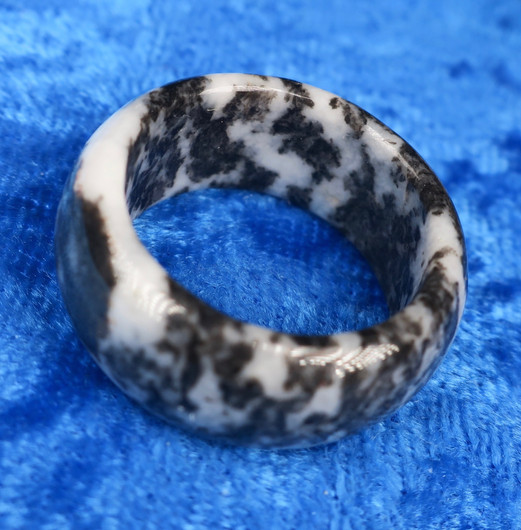 Kivisormus seeprajaspis mustavalkoinen 19.5 kivisormus, leveys 10mm 