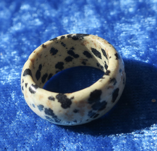 Kivisormus 17mm dalmatianjaspis leveys 10mm