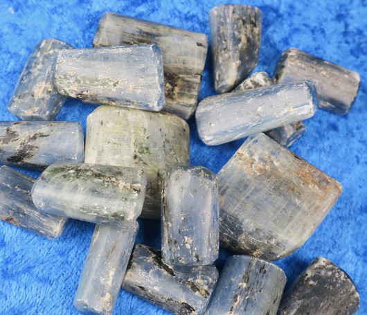 Kyaniitti sininen rumpuhiottu Intia. Valitse koko 5-40g