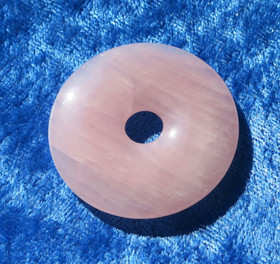 Riipus ruusukvartsi kividonitsi 30mm