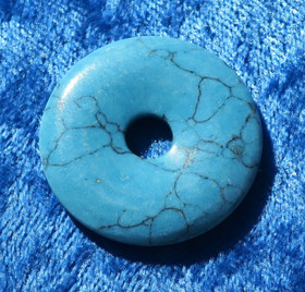 Riipus magnesiitti turkoosivärjätty kividonitsi 30mm