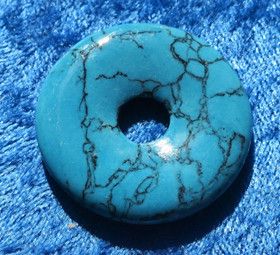 Riipus magnesiitti turkoosivärjätty kividonitsi 35mm