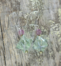 Korvakorut fluoriittitähti vihreä, 4mm violetti 8s8