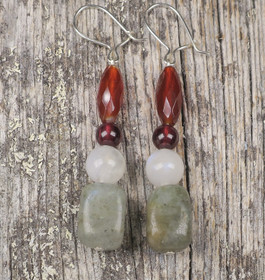 Korvakorut SKORPIONI labradoriitti, kuukivi, granaatti, karneoli SKO4b